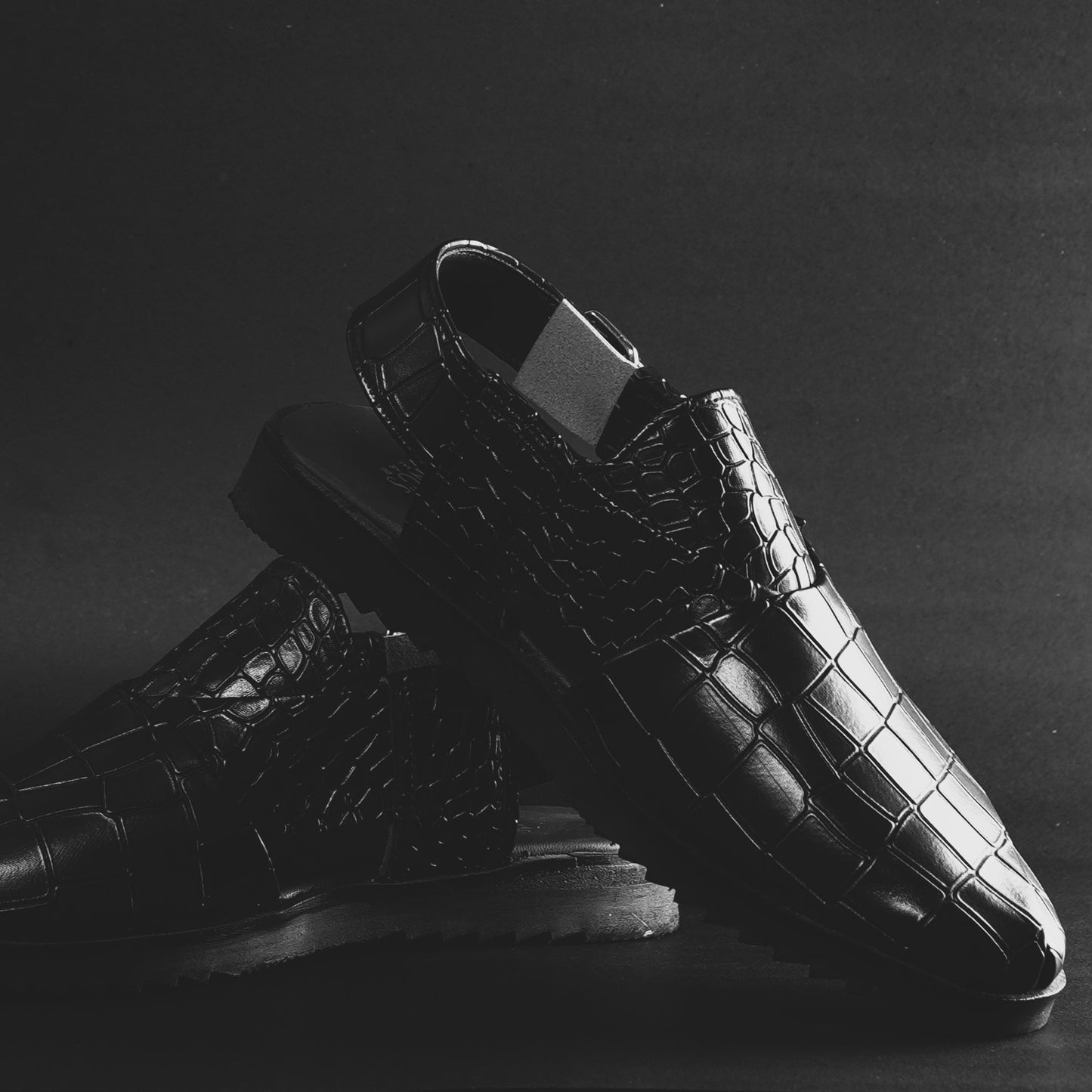 BLACK VIPER – Croc-Embossed Peshawari Chappal